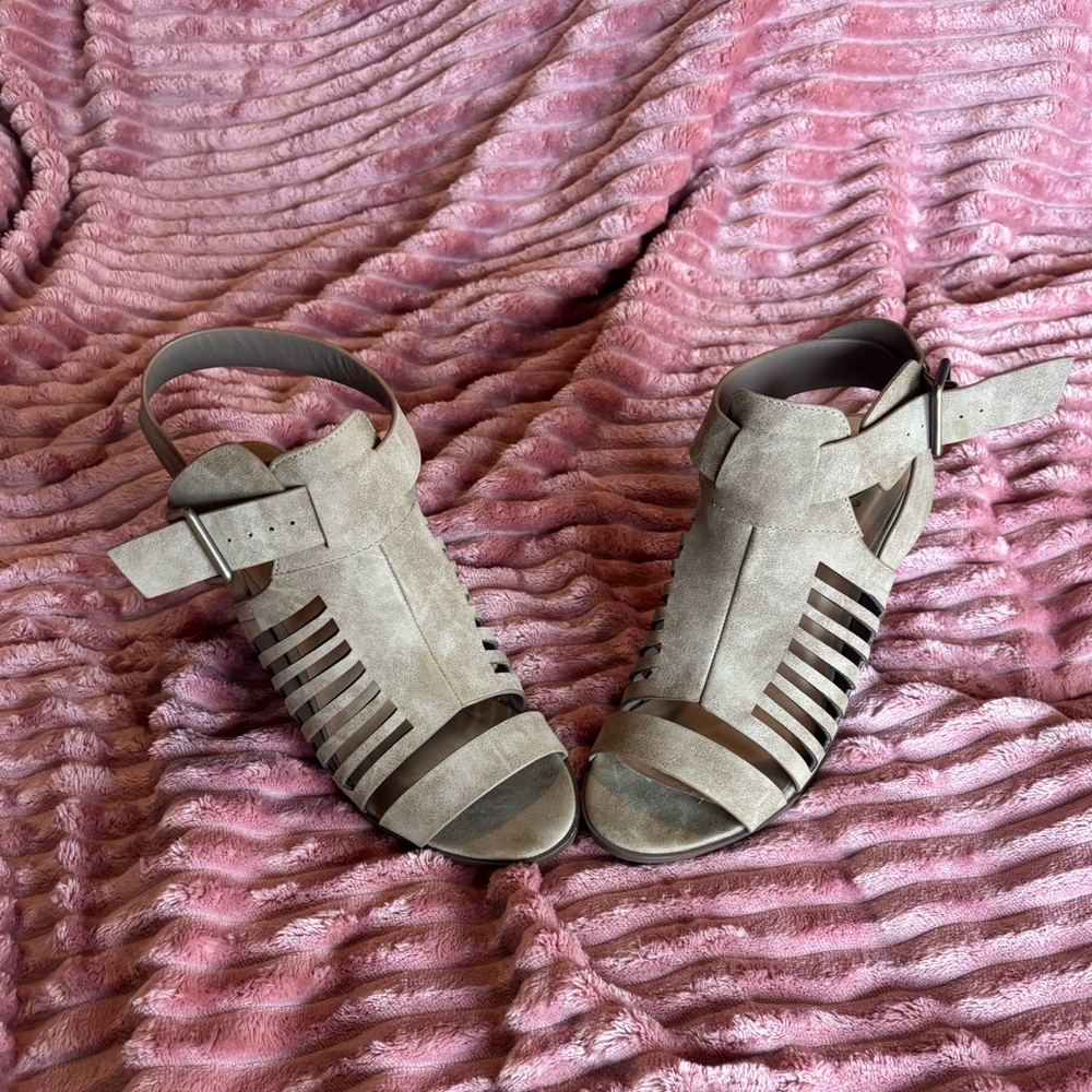Brown heels - Picture 2 of 3